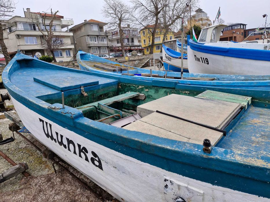 Продава се дървена рибарска лодка със стоянка в гр. Поморие.