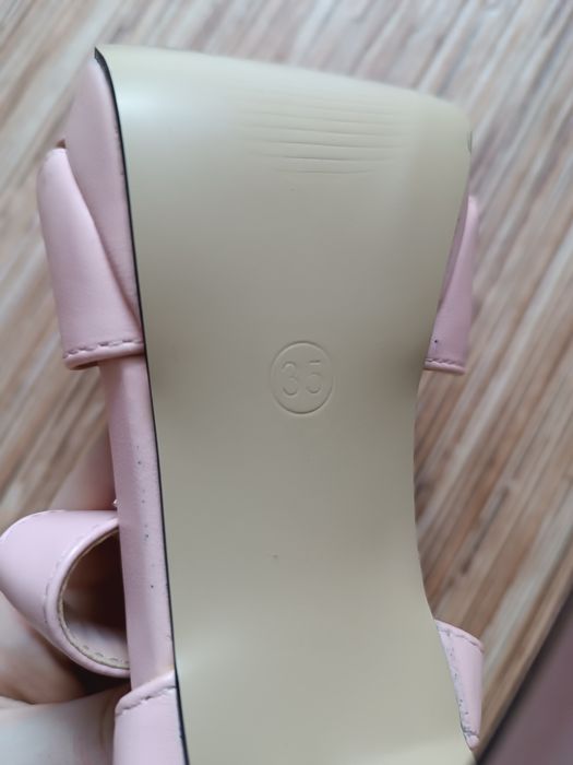 Розовые босоножки 35