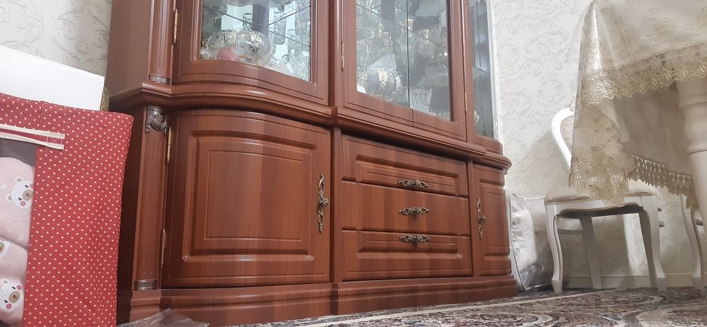 Продам Сервант и Комод .