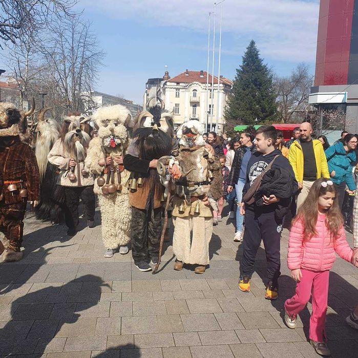 Кукерска маска за карнавали