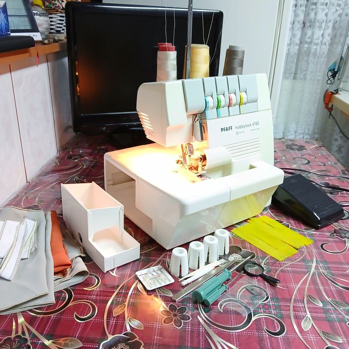 Masina de cusut si surfilat cu 2 ace PFAFF  HOBBYLOCK 4762