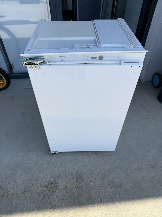 Малък хладилник за вграждане Миеле