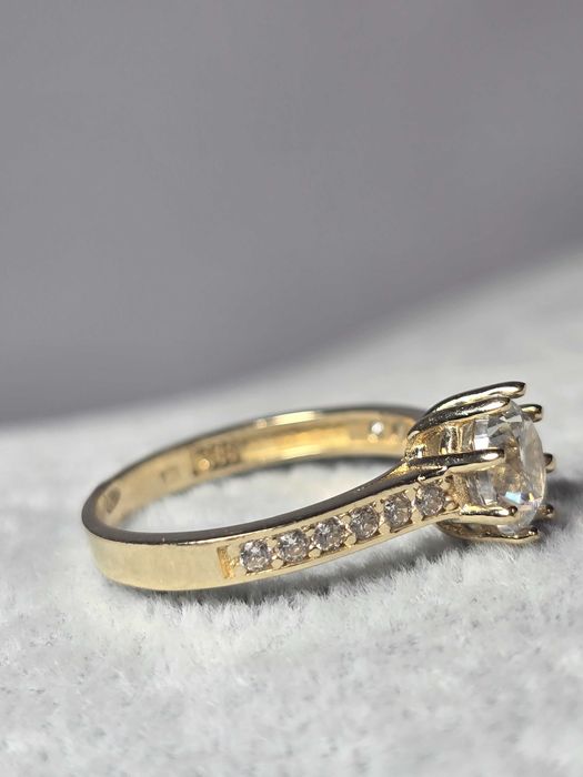 Inel Damă cu Piatră Mare și Pietricele din Aur 14K – Eleganță și Strălucire