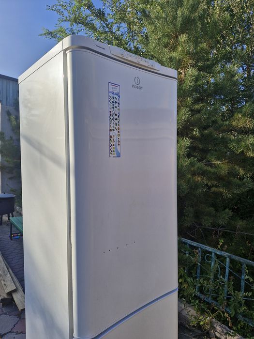 Продам холодильник Indesit в рабочем состояний