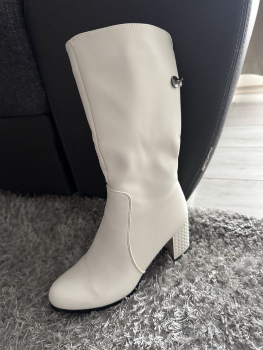 Нови бели ботички