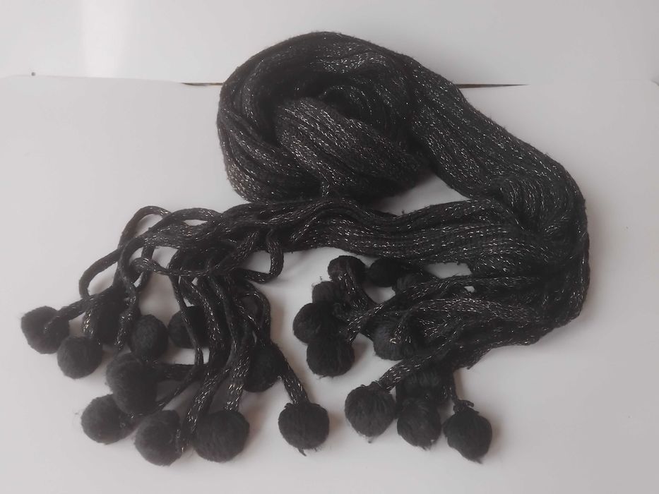 Елегантен черен шал с ламе и помпони