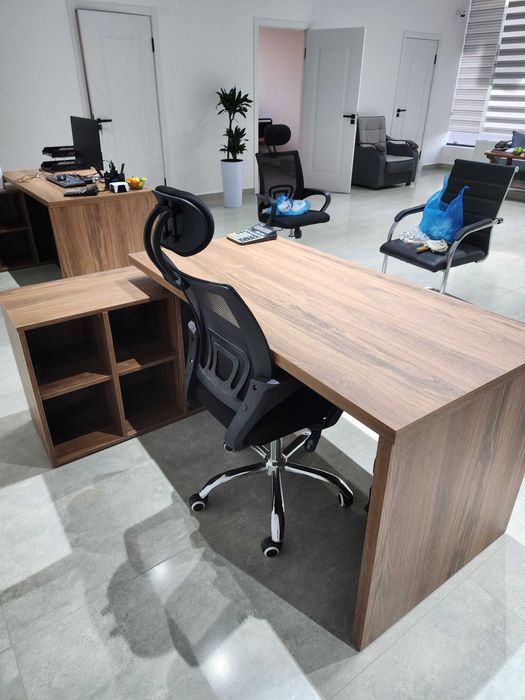 Офисный стол с полками