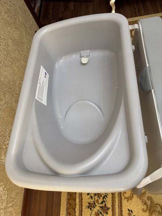 Пеленальный столик 2 в 1 с ванночкой Premaman, в хорошем состоянии