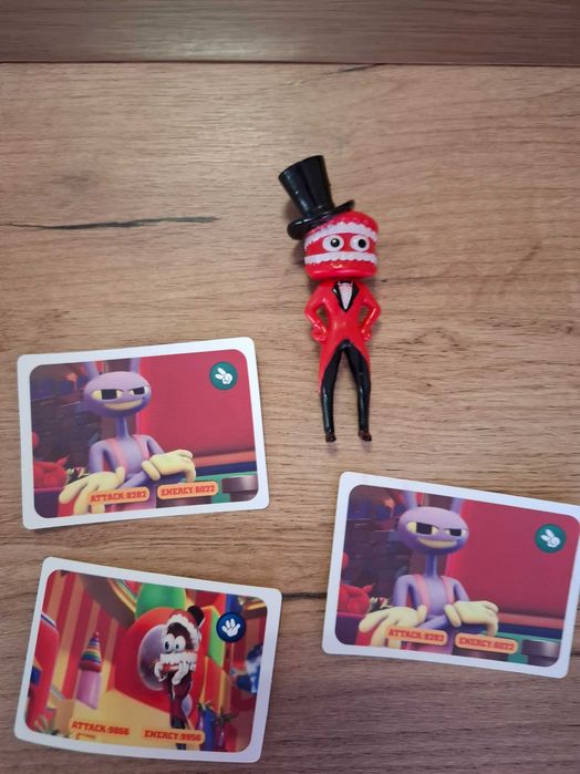 2 специални спинера, 3 светещи в тъмното спинера, 1 игра от Squid Games 2, 1 фигурка от The Amazing Digital Circus и 3 силно атакуващи карти