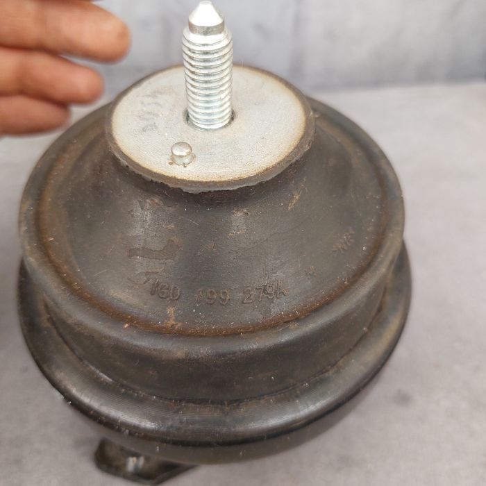 Подушка двигателя пассат B3 оригинал