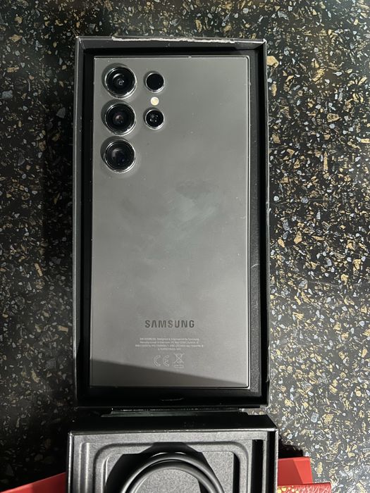 Samsung Galaxy S24Ultra deyarli yanggi holatda ideal turibdi