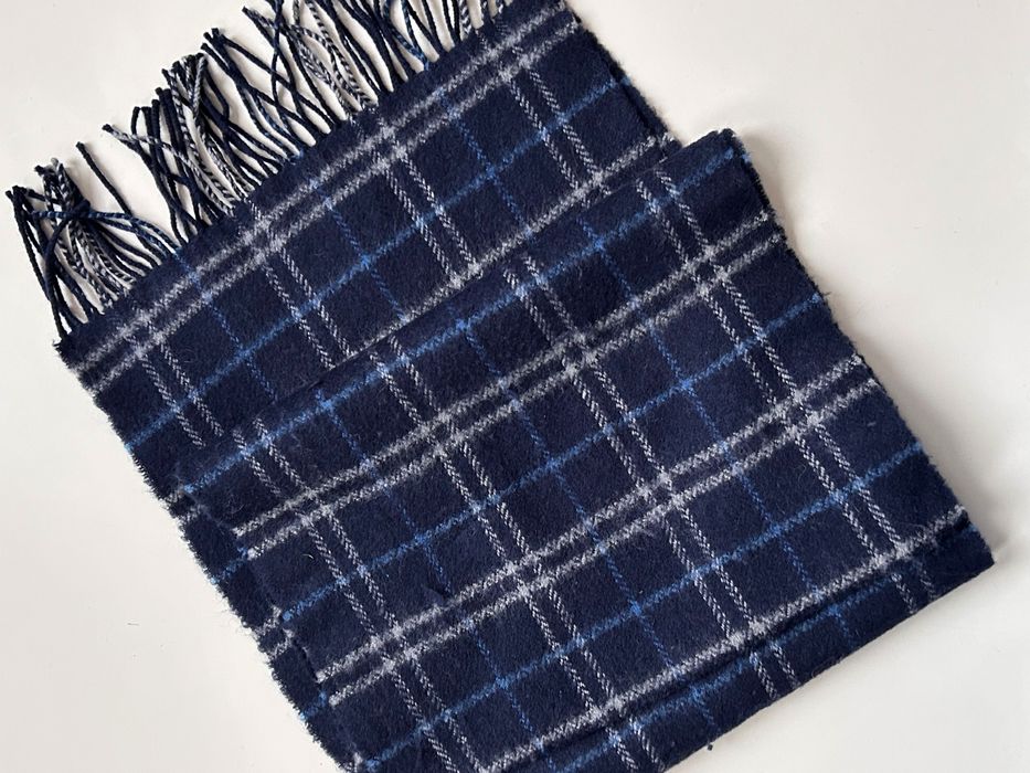 Мек вълнен шал в син цвят с ресни