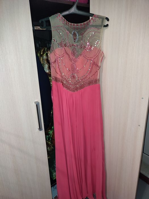 Платье кораллового цвета