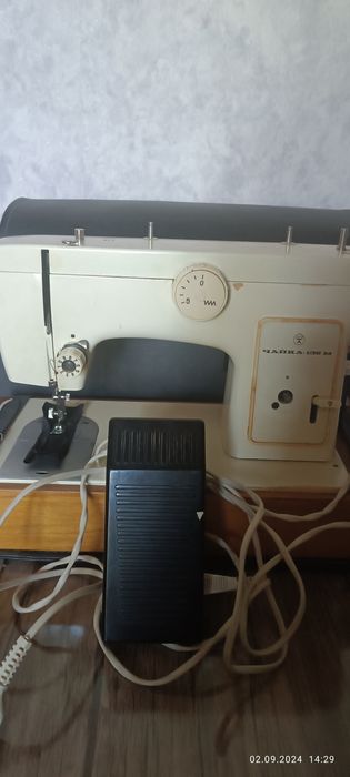 Швейная машина "Чайка-132М", электрическая.