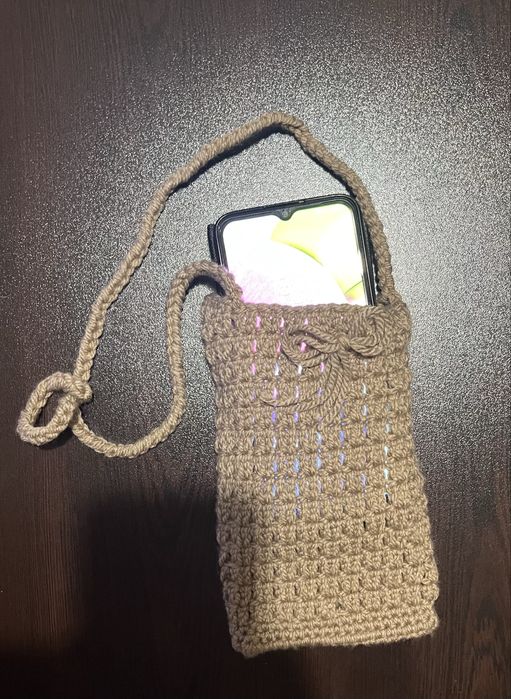 Плетена чантичка за телефон