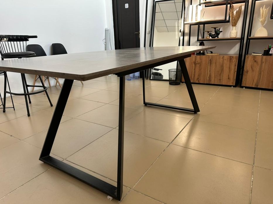 Продаеться стол в отличном состояний