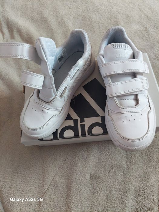 Adidași albi cu scai, nr. 31