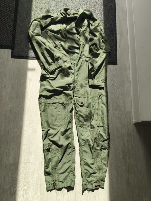 Costum pilot cu defecte