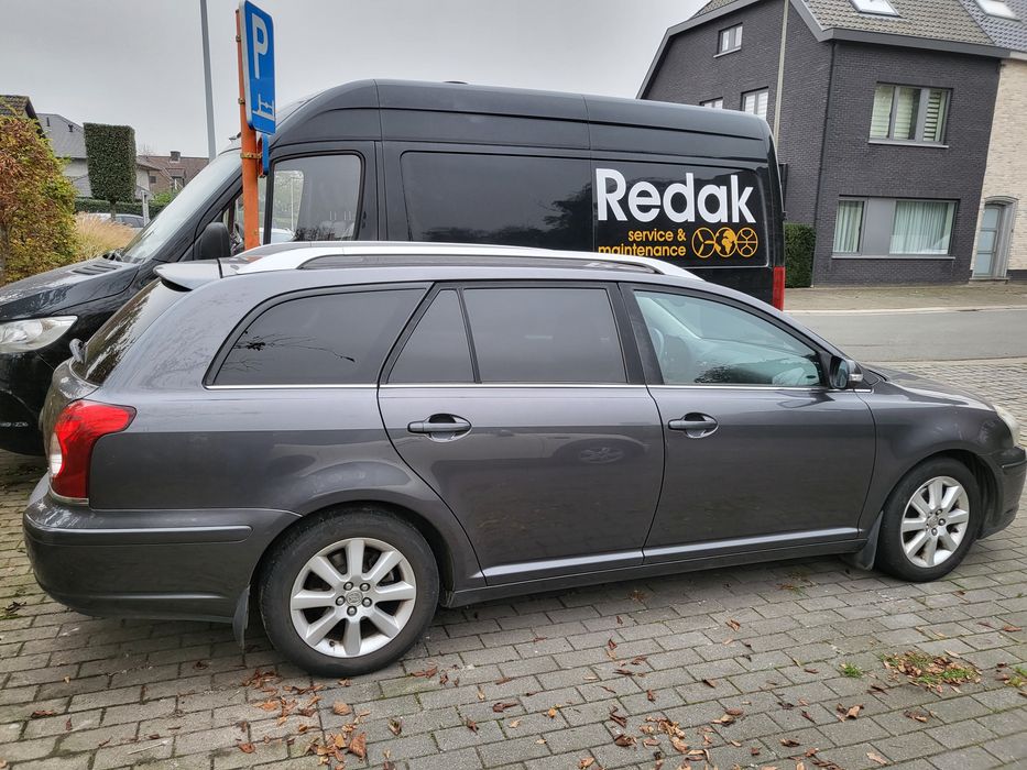 Таета авенсис 2.0 Д4Д 126 коня, цветът е много красив, мокър асфалт, ч