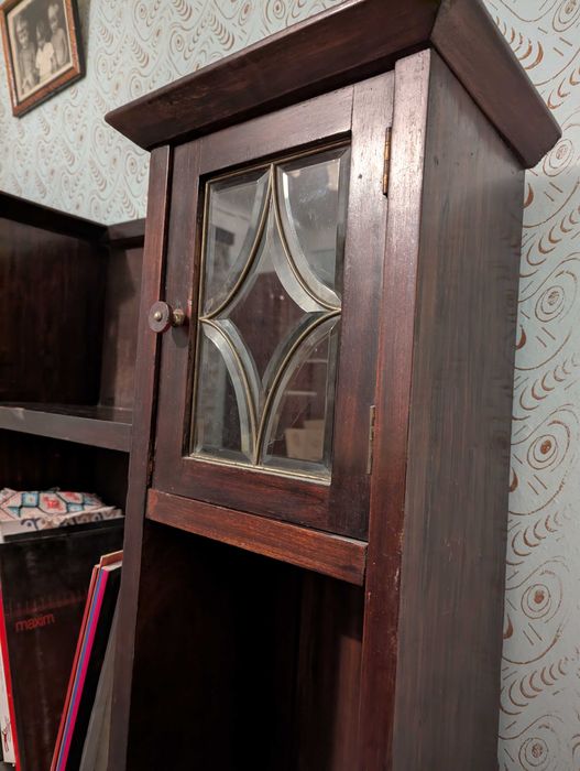 Bibliotecă veche din lemn masiv cu vitralii – piesă autentică, rară