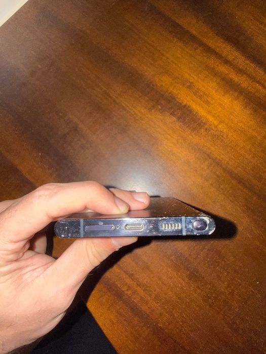 Samsung Galaxy S22 Ultra 256GB Работи отлично, козметични забележки по корпуса и малка зелена точка на дисплея