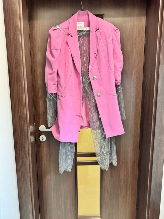 Costum accesorizat cu pantaloni transparenti