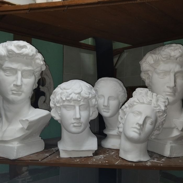 Скульптуры, бюсты, гипсовые головы.