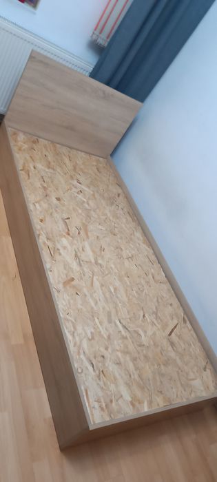 Vând urgent pat cu saltea 90/200 cm