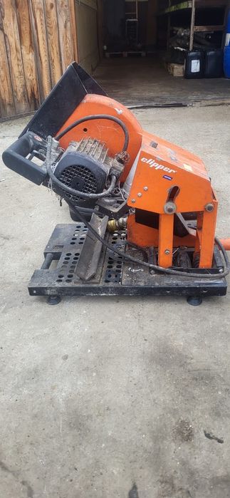 Masina debitat si aparat canelat in pereti la 110v