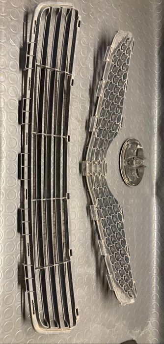 Решетки и емблема за тойота ярис/Toyota yaris 06-11г