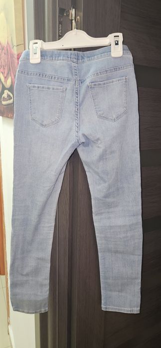 H&M Blugi slim fit cu model Fete!