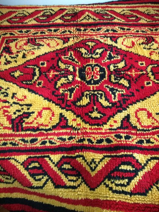 Нов китеник от 100 % домашна вълна с размери 215 на 165 см