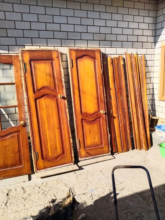 Продам двери - дерево, с коробкой