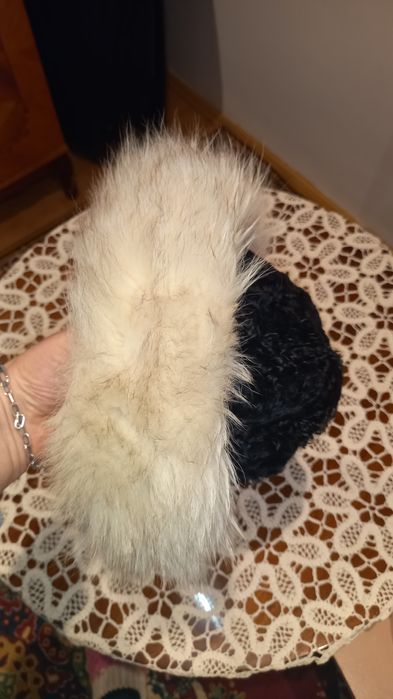 Vand căciulă blana naturala din vulpe argintie cu astrahan, eleganta