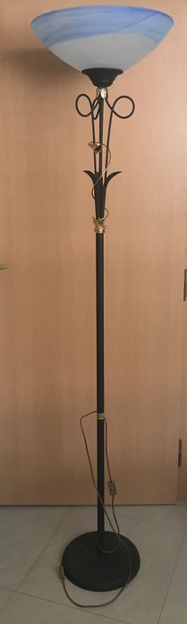 Стояща лампа с син плафон