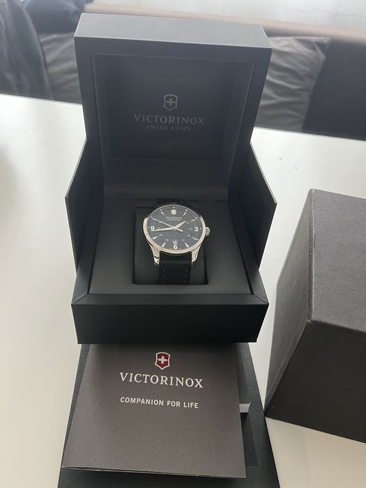 Часовник Victorinox