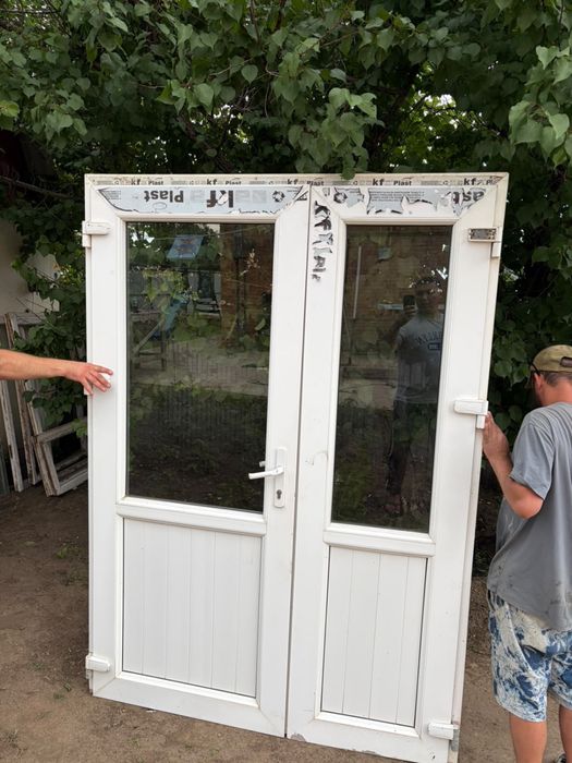 Продам пластиковые двери