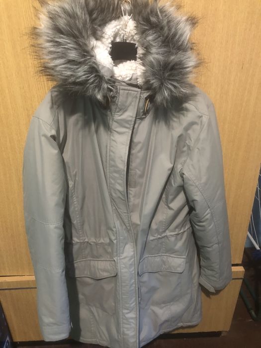 Geacă de toamnă-iarnă călduroasă și practică, ușoară și frumoasă.