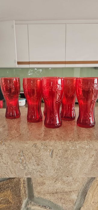 Червени чаши Coca Cola