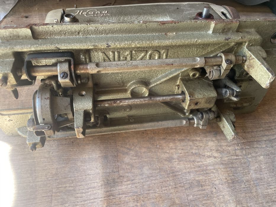 Mașini de cusut vintage fără masă