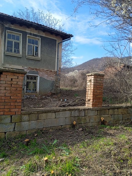 Дворно място със стара къща.