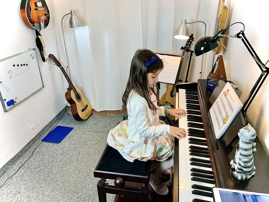 Lectii / Cursuri  Pian - Chitară - Curs / Meditatii  Copii si Adulti