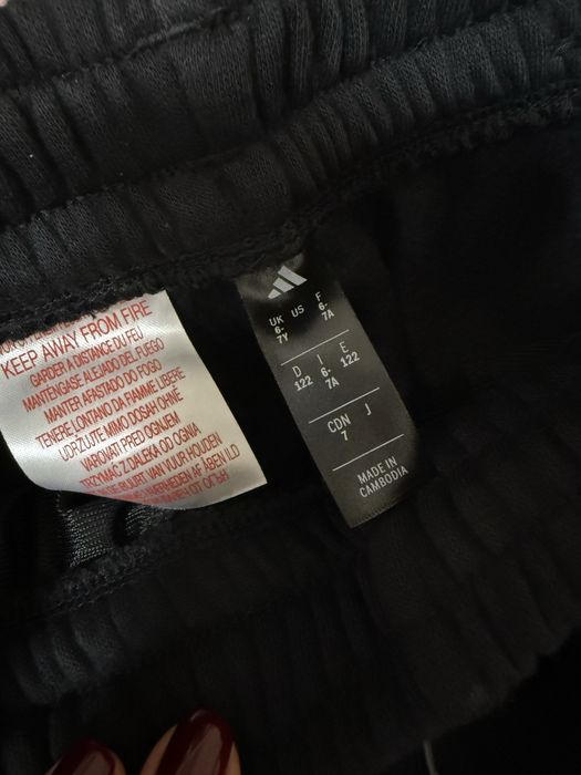 Чисто нов анцуг Адидас 122, 6-7 години