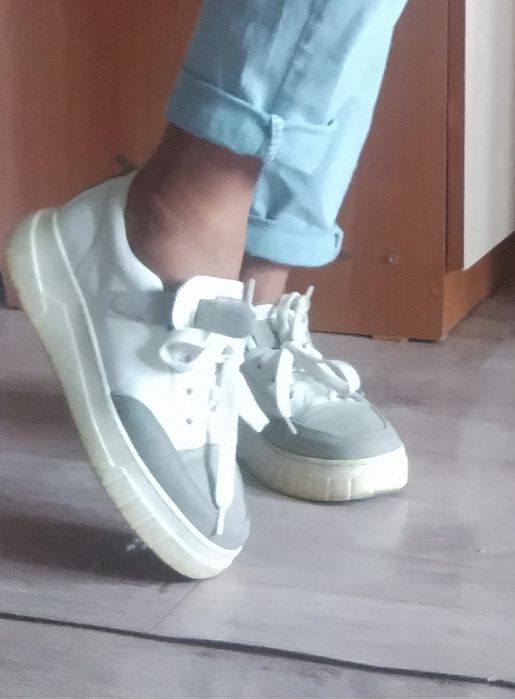 Кроссовки женские