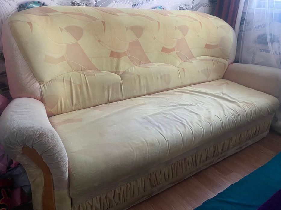 Продам диван состояние среднее,