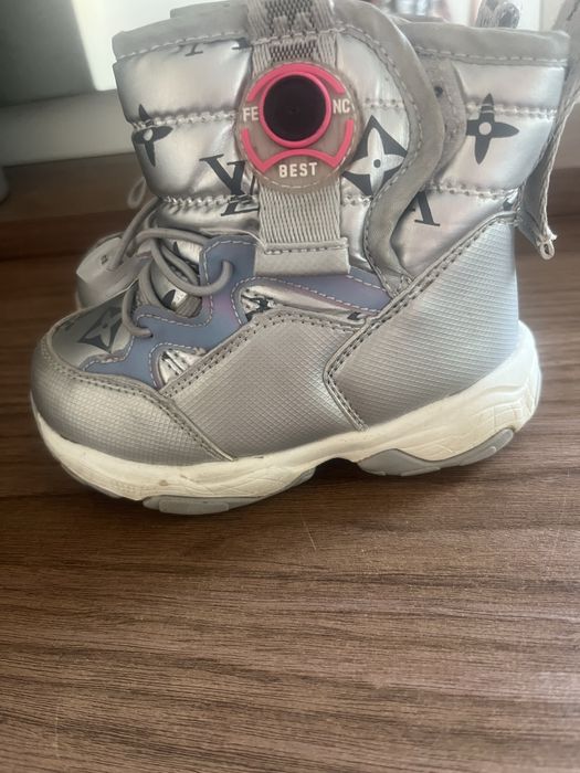 детский            қыз      балаға     етік.        сатылады.        .