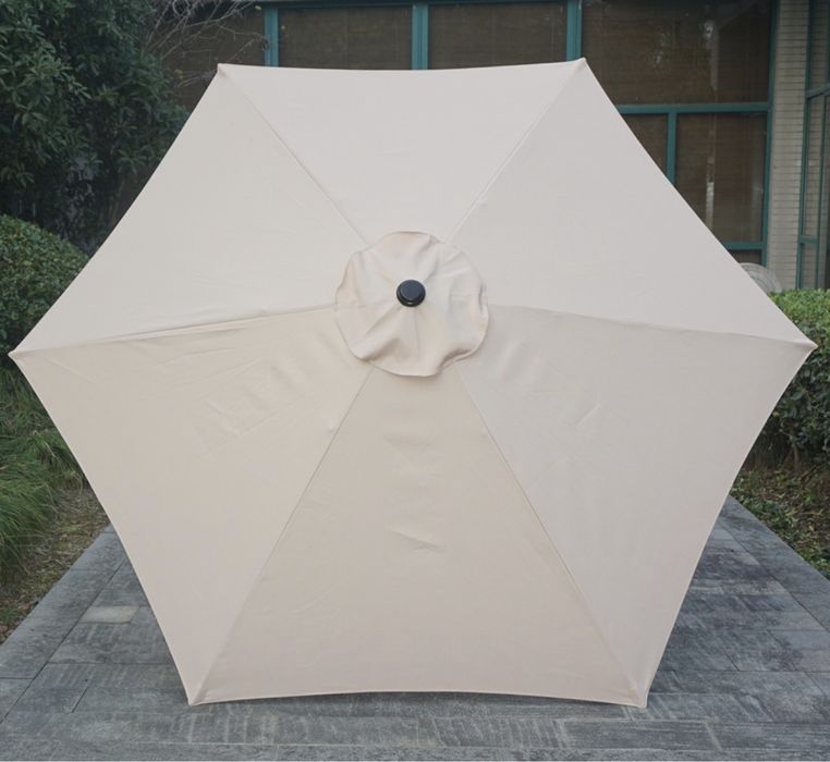 Градински чадър с диаметър 2,77м.