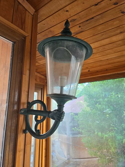 Продавам стара стенна лампа.