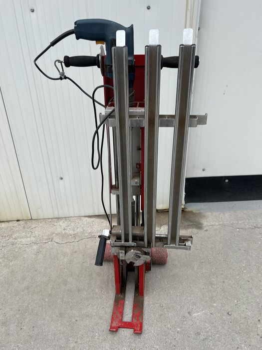 Mașină de montaj ergonomică pentru combinație tub-șurub