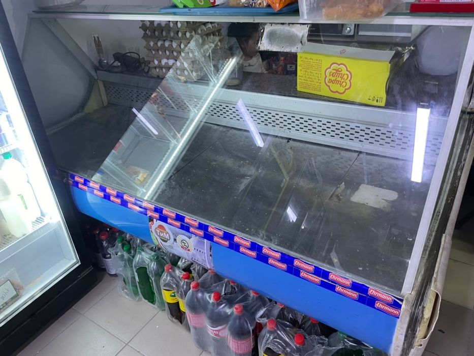 Продается витринный холодильник
